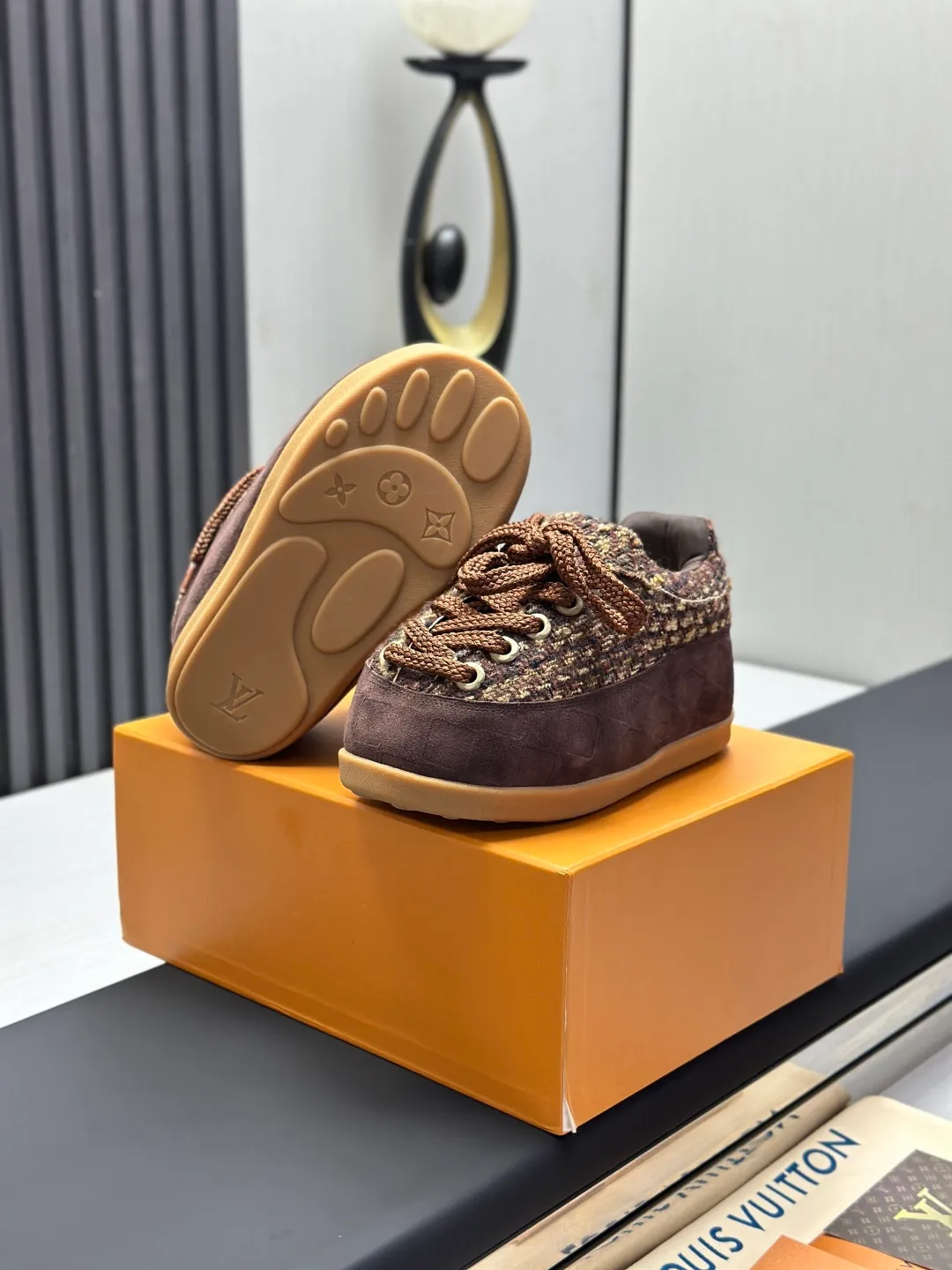 👟👟Ex-factory price 720👟👟 Top version LV-Louis Vuitton-Bread Catwalk New Style 1:1 development replica of the original version! ! The upper foot is very comfortable. It is made of luxurious materials and fine workmanship. The midsole is printed with English letters "Made in Europe". The upper is made of calfskin imported from Italy. The side is decorated with the brand's LOGO and signature. The latest latex foot pads and mesh lining make the foot feel super comfortable. The original two-color TPU combination outsole is specially provided by the original factory. Bag technology Goodyear stitched edges Fabric: Exclusive customized first-layer cowhide Accessories: Exclusive private model Vuitton logo, lining: Customized silk mesh lining - first-layer silk cowhide lining Outsole: TPU combination outsole wear-resistant, non-slip and anti-yellowing Foot pads: new latex pads-mesh sweat-absorbent Counter technology: fully computerized sewing machine wire drawing Toe box back cover Hot and cold shaping Full set of pull-top lasts with medium and low logo patterns Counter packaging - Shoelaces, certificates, cards, instructions, certificates, dust bags, the most complete packaging on the entire network, women's models 35-40 men's models are under development